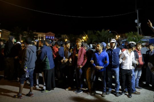 Τρεις για ηθική αυτουργία στην επίθεση κατά προσφύγων στη Μυτιλήνη