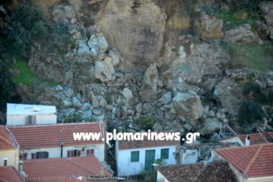 Ανησύχησαν στο Πλωμάρι από την κατολίσθηση βράχων