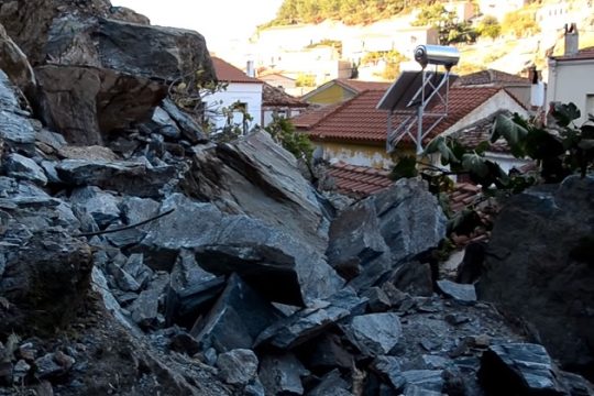 Στο Πλωμάρι ο Ε. Λέκκας μετά την κατολίσθηση βράχων