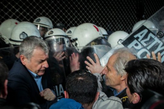Ένταση στη διαμαρτυρία της ΠΟΕΔΗΝ έξω από το υπουργείο Οικονομικών