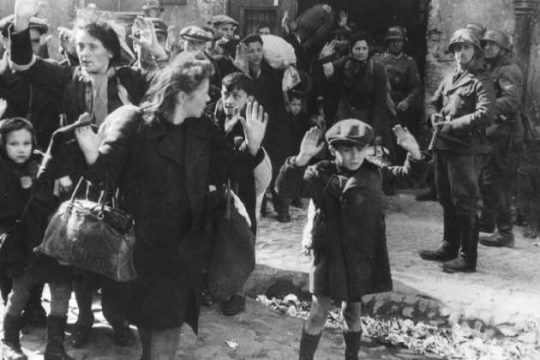 «Από κοινού Ελλάδα και Πολωνία να πιέσουν για τις γερμανικές οφειλές»