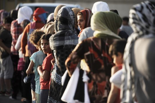 Μεταφέρονται στην ενδοχώρα περισσότεροι από 400 πρόσφυγες