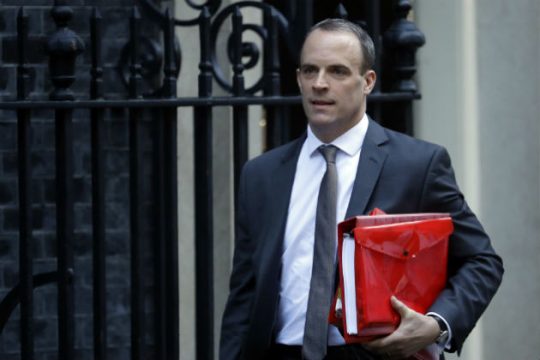 Στο Κοινοβούλιο η μάχη για το Brexit, κύμα παραιτήσεων