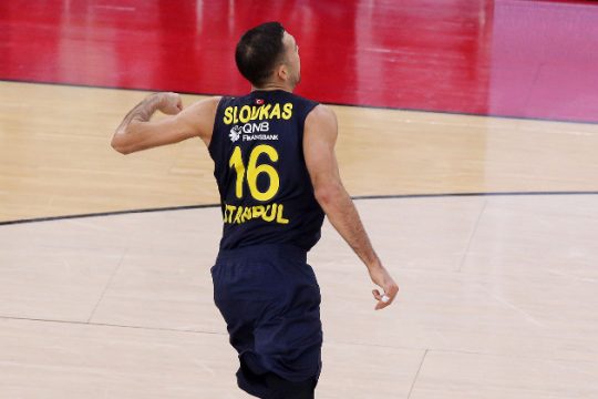 Ο Σλούκας πλήγωσε τον Ολυμπιακό