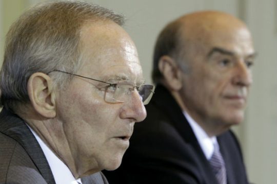 Ο Σόιμπλε «προπονεί» τον αντίπαλο της Μέρκελ