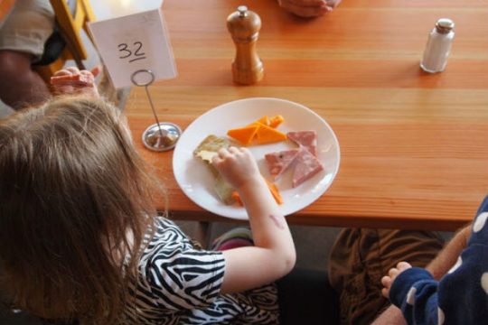 Ζεστά γεύματα σε άλλα 60 σχολεία