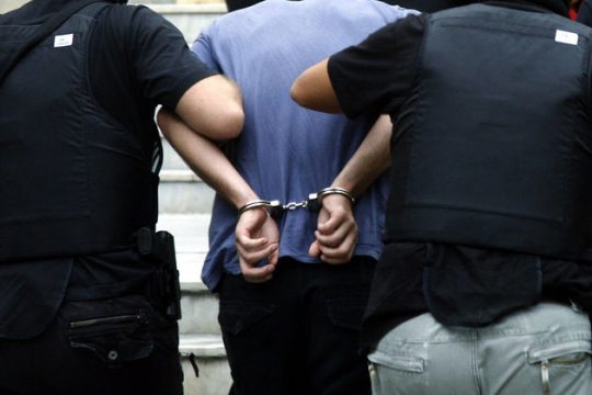 Συνελήφθη άνδρας που παρίστανε τον αστυνομικό στους Αμπελόκηπους