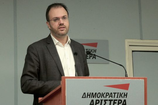 Διπλή επίθεση σε ΣΥΡΙΖΑ-Ν.Δ.