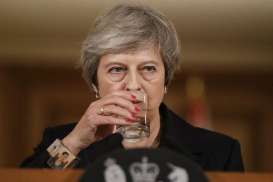 «Μόνη λύση το δικό μου Brexit» λέει η Μέι