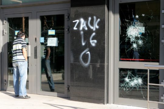 Επίθεση με βαριοπούλες σε τράπεζα στου Ζωγράφου