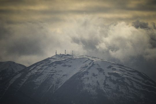 Χιονίζει στα ορεινά της Καλαμπάκας