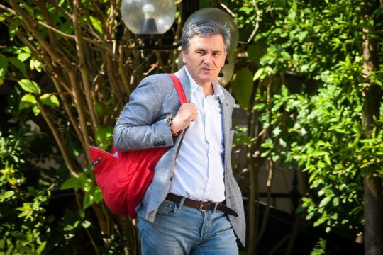 Πετάει ο γάιδαρος; Αν το λέει ο ΣΚΑΪ, το Πρώτο Θέμα και το Βήμα, πετάει!