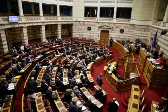 Στη Βουλή το νομοσχέδιο για τη μείωση ασφαλιστικών εισφορών