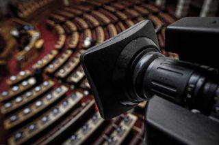 Οσμές ναφθαλίνης από σκάνδαλα και εκλογές