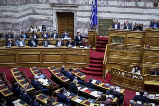Με ευρεία πλειοψηφία ψηφίστηκε η τροπολογία για τα αναδρομικά