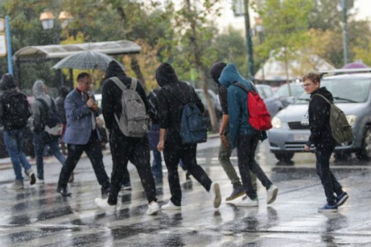 Υποχωρεί η κακοκαιρία, κλειστά σχολεία στη δυτική Μακεδονία