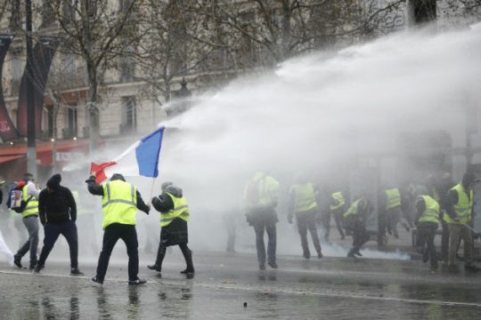Τα «κίτρινα γιλέκα» δοκιμάζουν τον Μακρόν