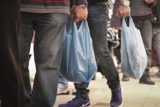 Αύξηση του τέλους για να μπει τέλος στη χρήση πλαστικής σακούλας