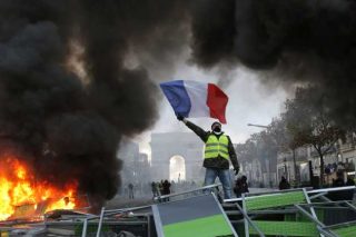 Ισχυρός πονοκέφαλος και για την Κομισιόν τα «κίτρινα γιλέκα»