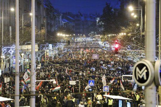 Συνεχίζονται οι διαδηλώσεις για τον «νόμο των σκλάβων»