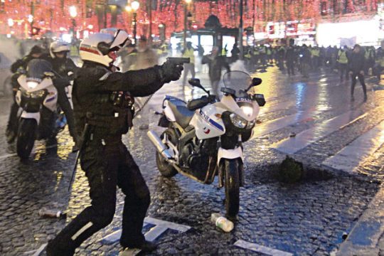 «Κίτρινα γιλέκα» χωρίς… σύνορα