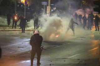 Ασυνήθιστη βία εις διπλούν στη Θεσσαλονίκη