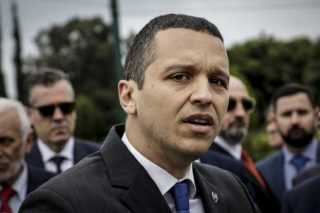 Σαν σε συνάθροιση της Χρυσής Αυγής
