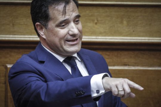 Ο Αδωνις απειλεί τα μέλη της εξεταστικής