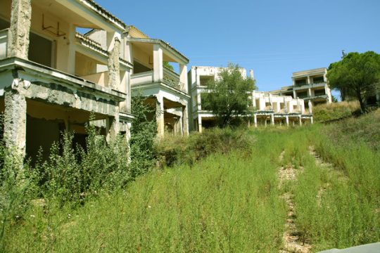 Στην κατάψυξη παραμένει ο φόρος υπεραξίας