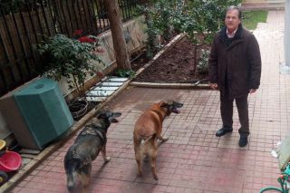 Με τις πενιές του μπουζουκιού του…