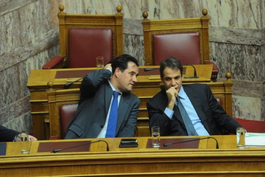 Τρίζει η… καρέκλα του Αδωνη