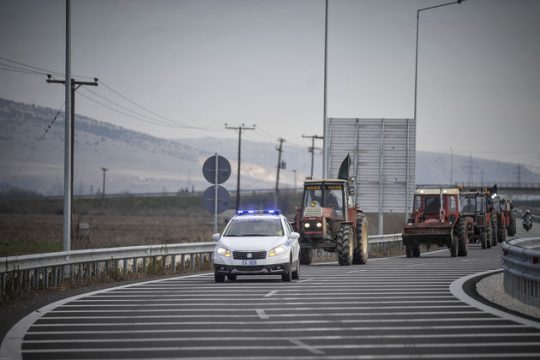 Ζεσταίνουν πάλι τα τρακτέρ στον κάμπο