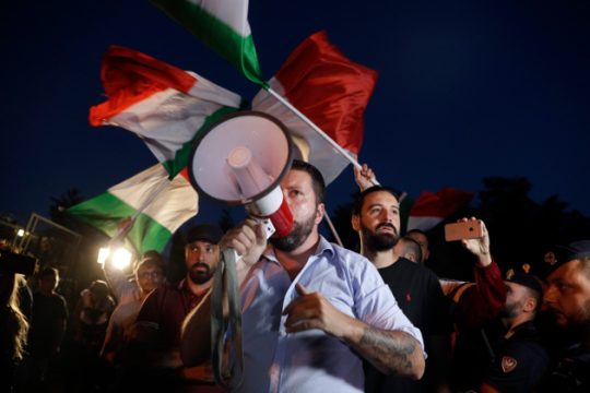 Die Zeit: Σήμα συναγερμού για την ακροδεξιά