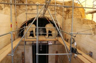 Σφίγγες και Καρυάτιδες με χρώμα