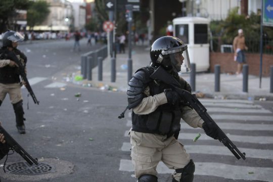 Αστυνομικοί με άδεια να σκοτώνουν