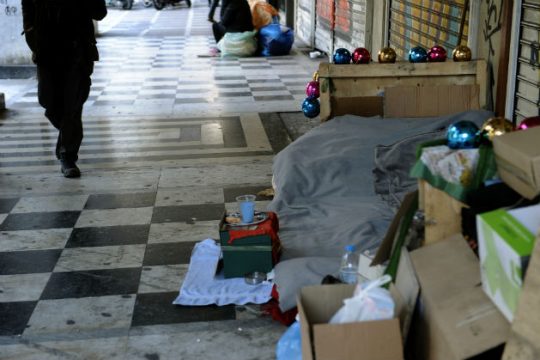 Θερμαινόμενες αίθουσες για τους άστεγους σε Αθήνα και Πειραιά