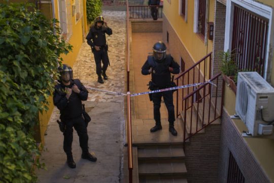 Έξωση τα ξημερώματα για να μην την φρενάρουν γείτονες