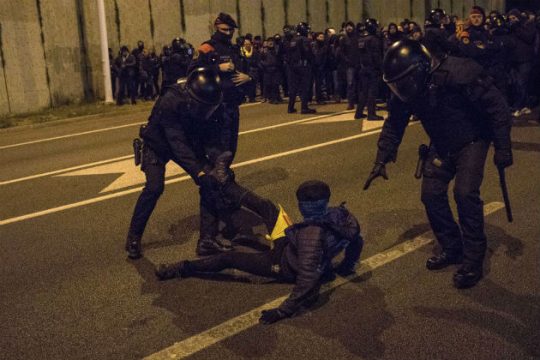 Διαδηλώσεις, συλλήψεις και τραυματίες στη Βαρκελώνη λόγω Σάντσεθ