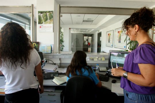 Αντισυνταγματικές οι περικοπές σε δώρα και επιδόματα υπαλλήλων του Δημοσίου