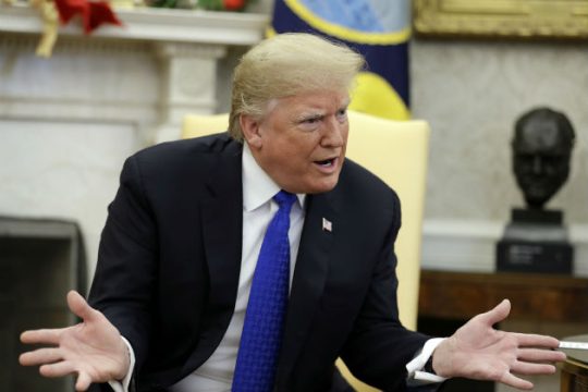 Πιέσεις Τραμπ προς τη Fed να μην αυξήσει ξανά τα επιτόκια