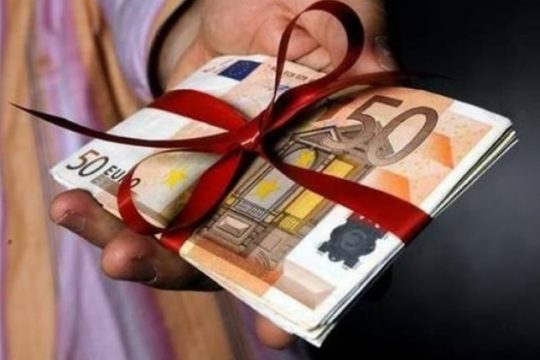Κρήτη: «Αλχημείες» εργοδοτών για το δώρο των Χριστουγέννων