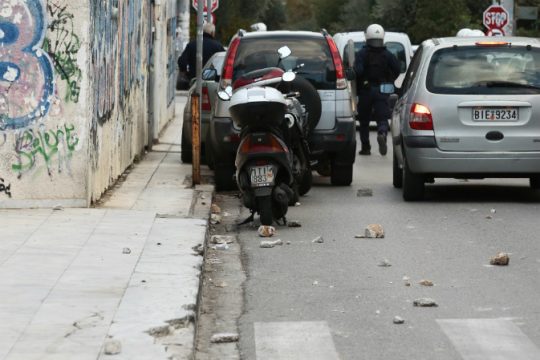 Επεισόδια και τραυματισμός αστυνομικού πριν το ματς Πανιώνιος – Κολοσσός