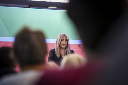 Από τα μπατζάκια τρέχει η αριστεροσύνη…