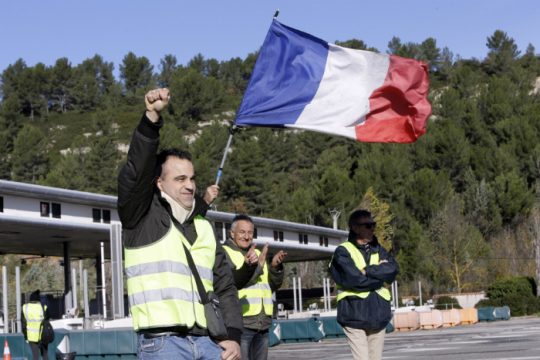 Σε θέση μάχης η γαλλική κυβέρνηση και τα «κίτρινα γιλέκα»