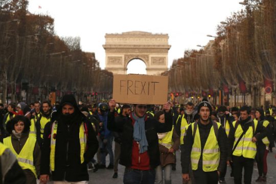 Επί ποδός θέτουν τη Γαλλία τα «κίτρινα γιλέκα»