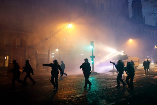 Η άγρια καταστολή φρέναρε τα «κίτρινα γιλέκα»