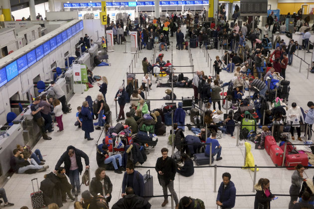 Παρατείνονται χάος και ακυρώσεις πτήσεων στο Γκάτγουικ