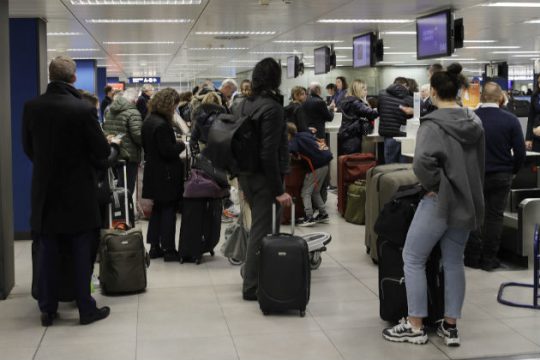 Δύο συλλήψεις για τα drone στο Γκάτγουικ