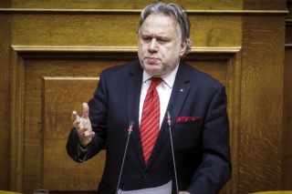 «Θεσμικό εκβιασμό» της αντιπολίτευσης με το άρθρο 16 καταγγέλλει ο ΣΥΡΙΖΑ