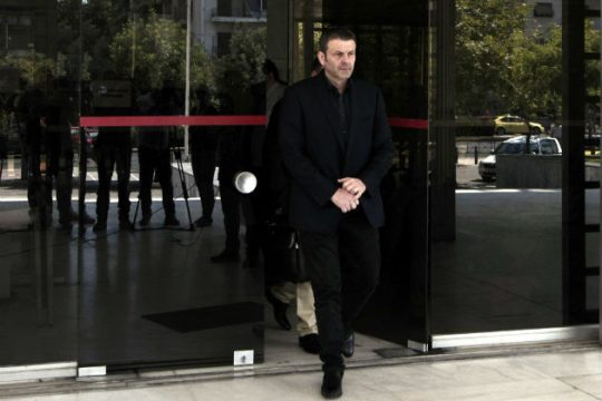 Ανακαλεί την απόσυρση και «κατεβαίνει» ο Γκλέτσος